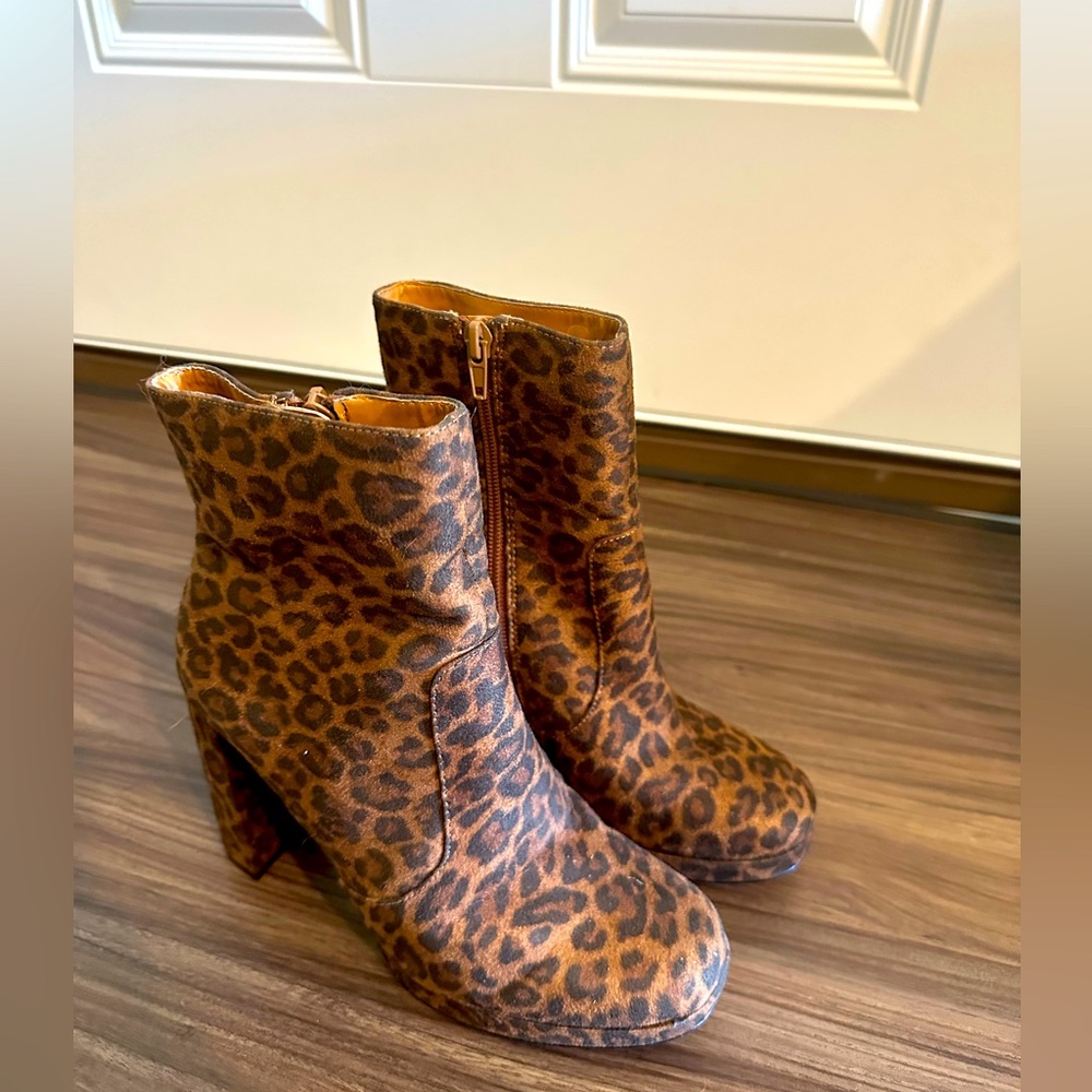 Leopard print Boots, size 6.5